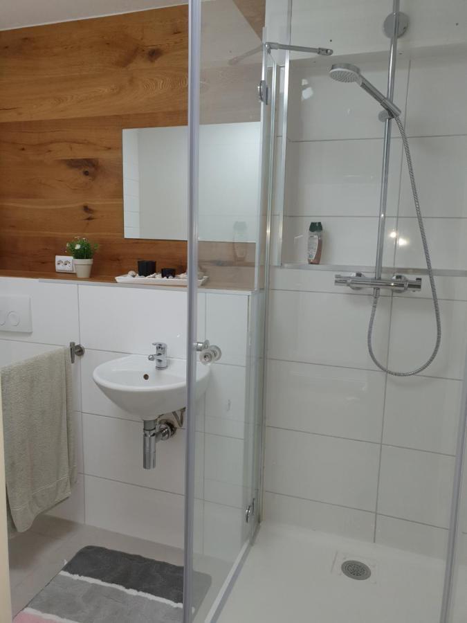 Privat Apartaments , Eigene Eigang, Eigene Badezimmer, Und Eigene Kueche 施特拉伦 外观 照片